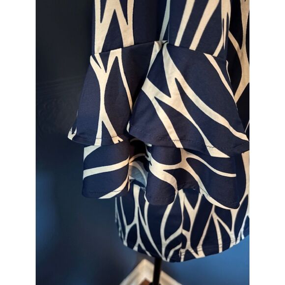 La Mer Luxe Short Sleeve Gale Top in Navy Rivera color Sz M NWT - Picture 2 of 3